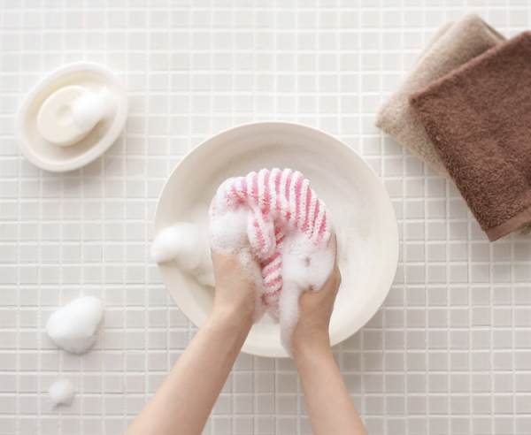 お肌のカサカサを放置しているあなたへ…1日10秒！”極上泡”でツルツルお肌に♪【マーナ 泡工場ボディタオル】