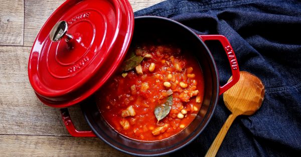 【desakiレシピ㉒】冬は魔法のお鍋で煮込み料理♪「大豆と豚肉のトマト煮」