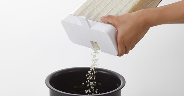 もう…お米は量らない！！ “めんどくさがり屋さん”のための家事改革【tower 冷蔵庫用米びつ】