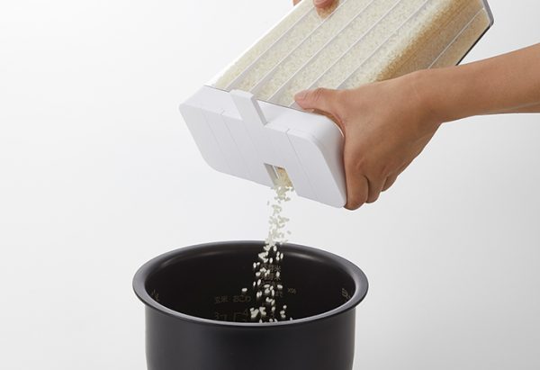 もう…お米は量らない！！ “めんどくさがり屋さん”のための家事改革【tower 冷蔵庫用米びつ】