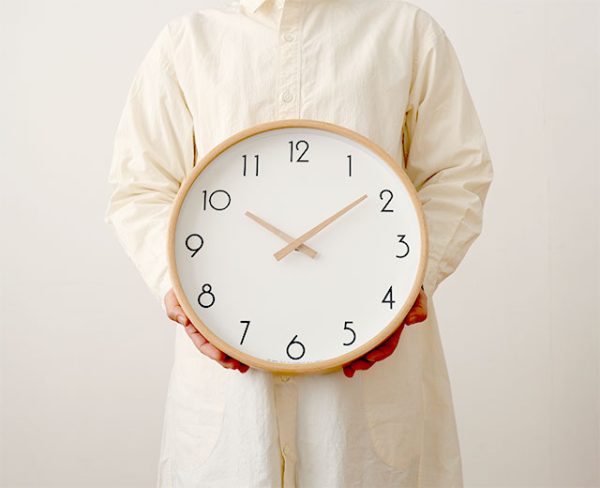 ナチュラルでどこかレトロな雰囲気の【クレエ キャンパスウォールクロック】