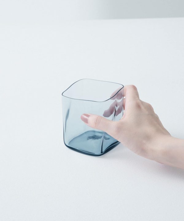 おいしいお酒がますますおいしく！【スガハラ 川グラス スクエアロックグラス（インディゴ）】