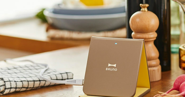 動画を観ながら充電できる♪【BRUNO ワイヤレスチャージャー 折りたたみスタンド】