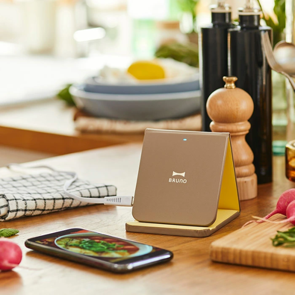 動画を観ながら充電できる♪【BRUNO ワイヤレスチャージャー 折りたたみスタンド】