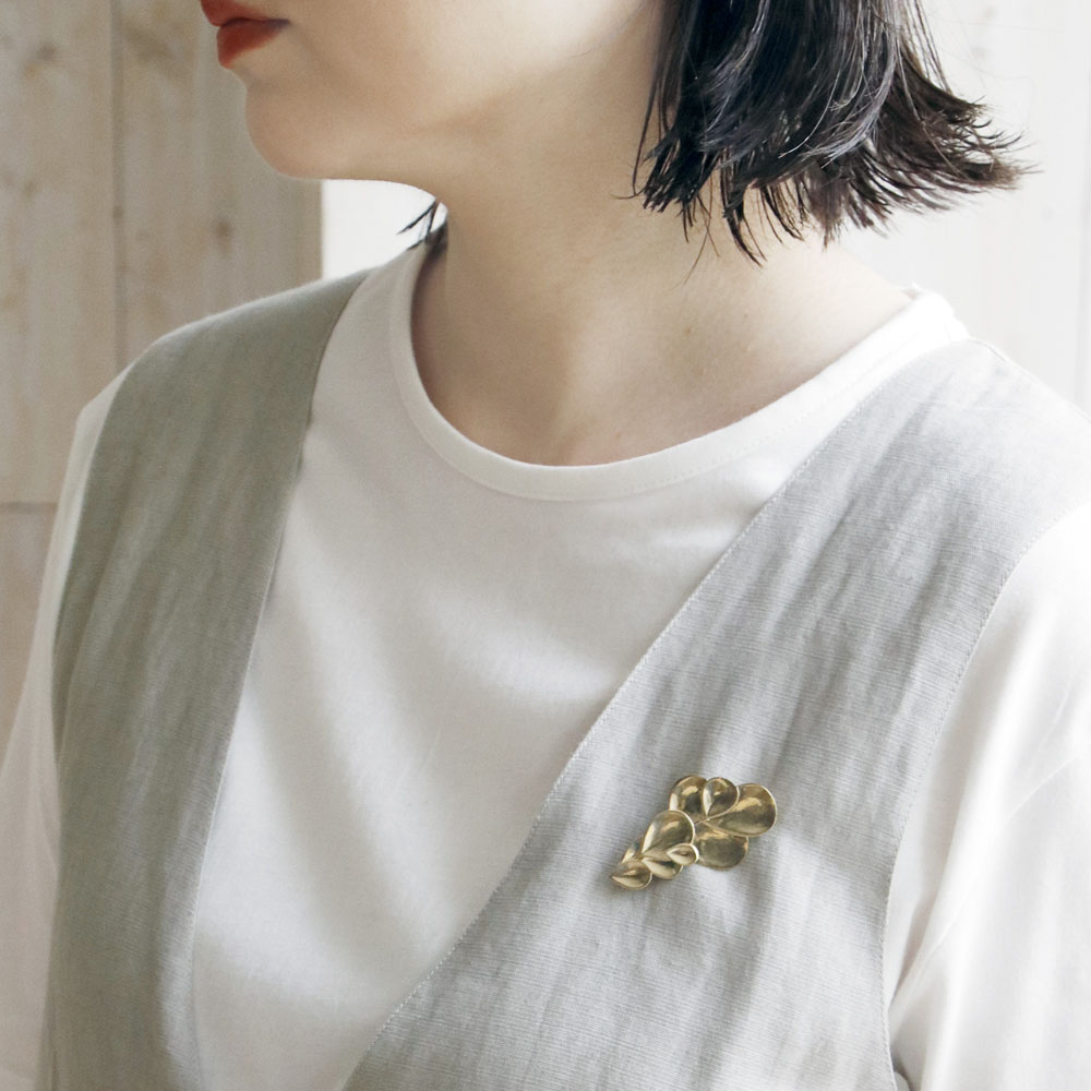 日ごろ使いにもフォーマルにも◎♪【志成販売 花びら重なるブラスブローチ（2色）】